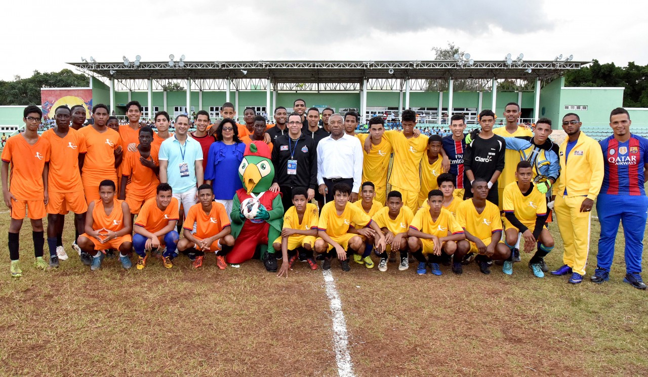  imagen Ministro Andr&eacute;s Navarro junto a Senadora Cristina Lizardo, Jorge Minaya y Magino Corpor&aacute;n comparten con estudiantes durante recorrido por las instalaciones de los Juegos Escolares. 