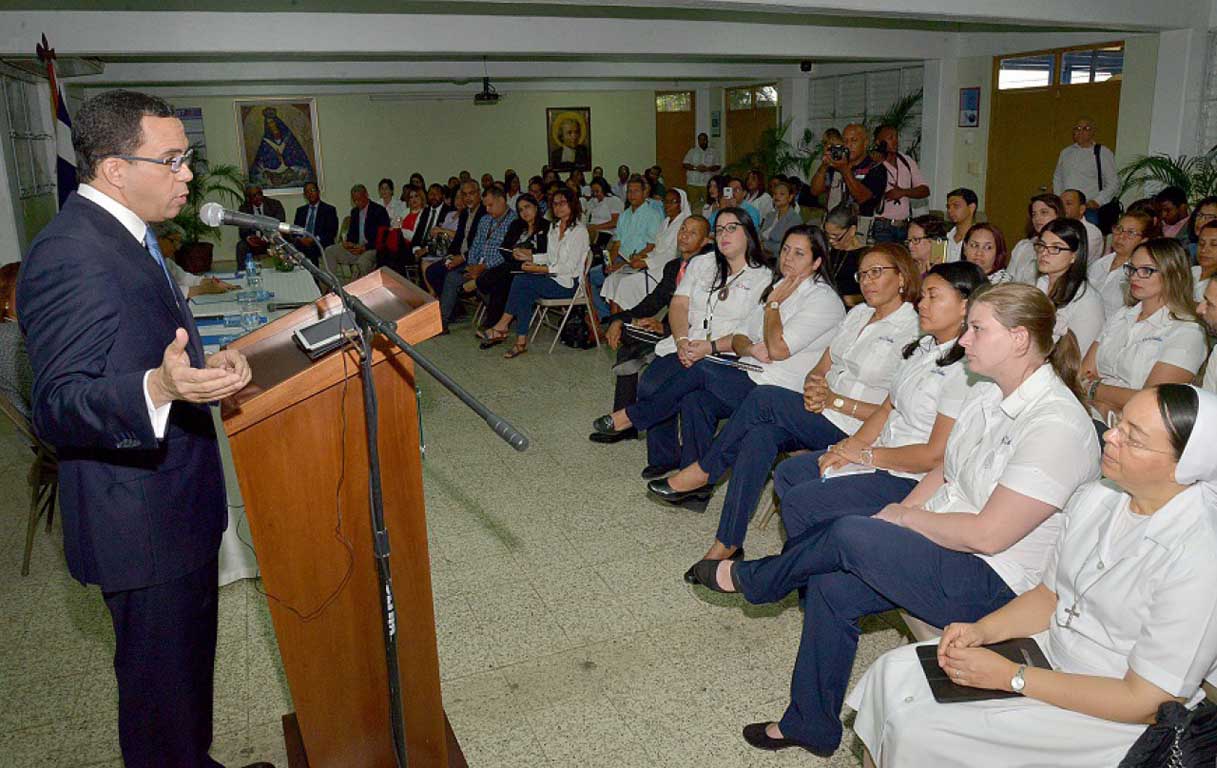  imagen Ministro Andr&eacute;s Navarro habla durante encuentro con representantes de instituciones educativas privadas del Cibao. 