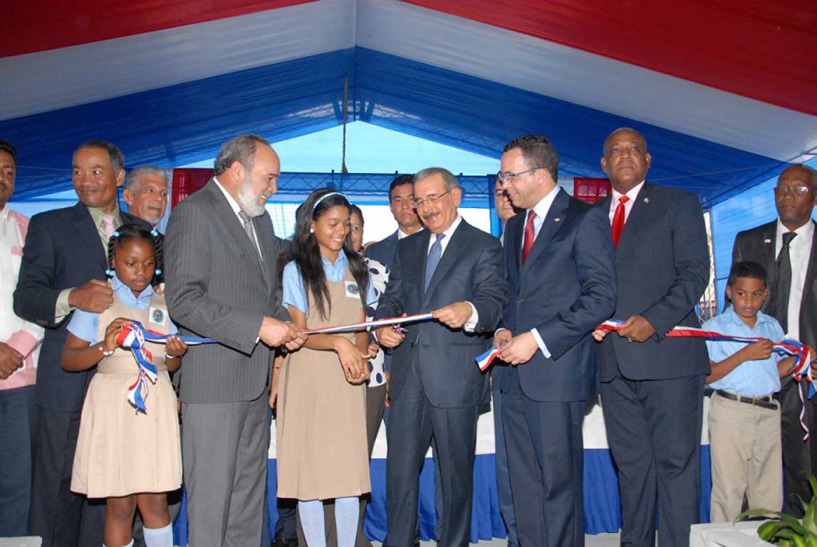  imagen Presidente Danilo Medina acompa&ntilde;ado de Ministro Andr&eacute;s Navarro, el Director&nbsp;Francisco Pag&aacute;n entre otros representantes en acto de inauguraci&oacute;n. 