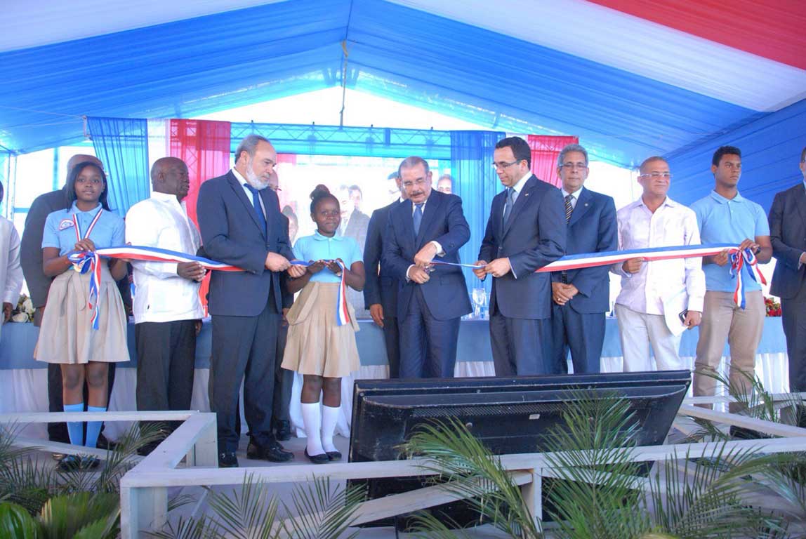  imagen Presidente Danilo Medina mientras corta cinta en acto de inauguraci&oacute;n; a su lado izquierdo el Ministro Andr&eacute;s Navarro. Le acompa&ntilde;an otras personalidades. 