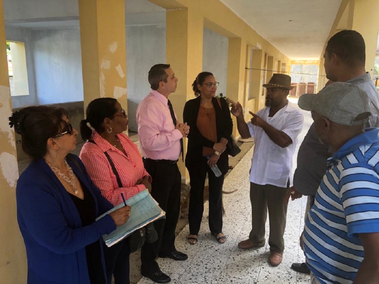  imagen Directivos del MINERD en el Liceo Arroyo Hondo 