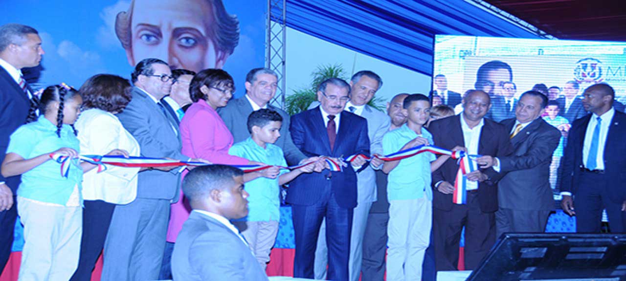  imagen Presidente entrega a la provincia Duarte otras 148 aulas para Tanda Extendida 