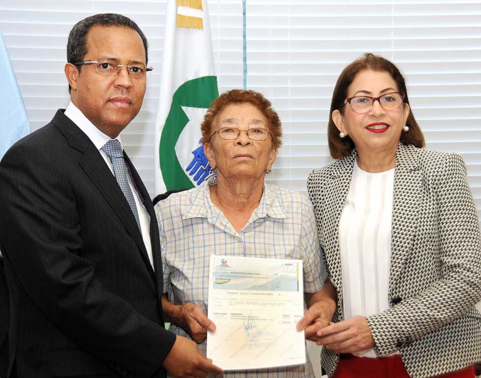  imagen Representantes INABIMA entregan cheque a uno de los 169 profesores jubilados por pago de sueldo retroactivo.&nbsp; 