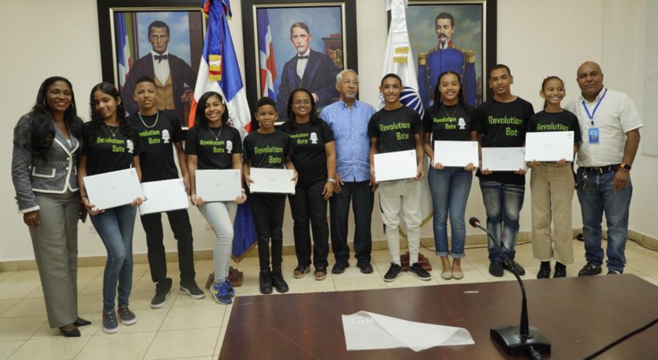  imagen Ministro de Educaci&oacute;n, &Aacute;ngel Hern&aacute;ndez hace entrega de equipos tecnol&oacute;gicos a estudiantes que resultaron ganadores en competencia.&nbsp; 