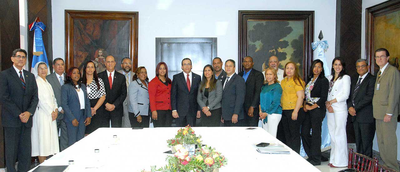  imagen Fotograf&iacute;a tomada a los participantes del&nbsp;encuentro, en el centro Ministro Andr&eacute;s Navarro. 