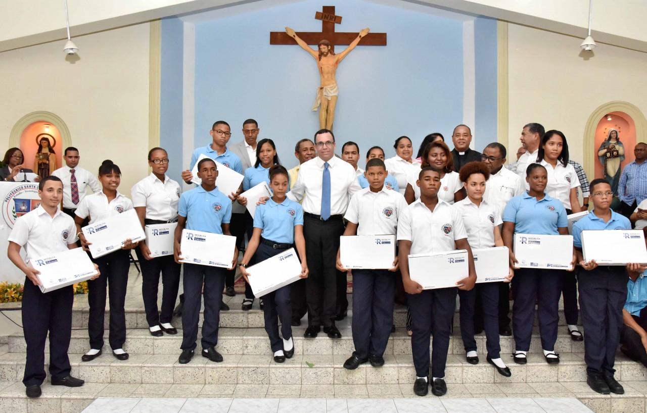  imagen Ministro Adr&eacute;s Navarro de pie junto a estudiantes que sostienen sus nuevas computadoras del emblem&aacute;tico programa Rep&uacute;blica Digital Educaci&oacute;n. 