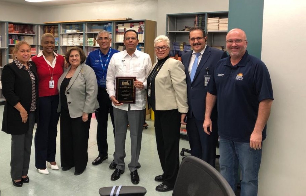  imagen Asociaci&oacute;n de Administradores del Distrito Escolar del Condado de Broward, reconoci&oacute; al ministro de Educaci&oacute;n, Antonio Pe&ntilde;a Mirabal, en el ejercicio de su funci&oacute;n p&uacute;blica a favor de los estudiantes y docentes dominicanos. 