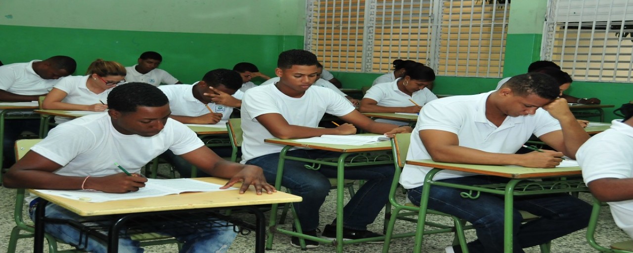  imagen Estudiantes tomando las pruebas nacionales 