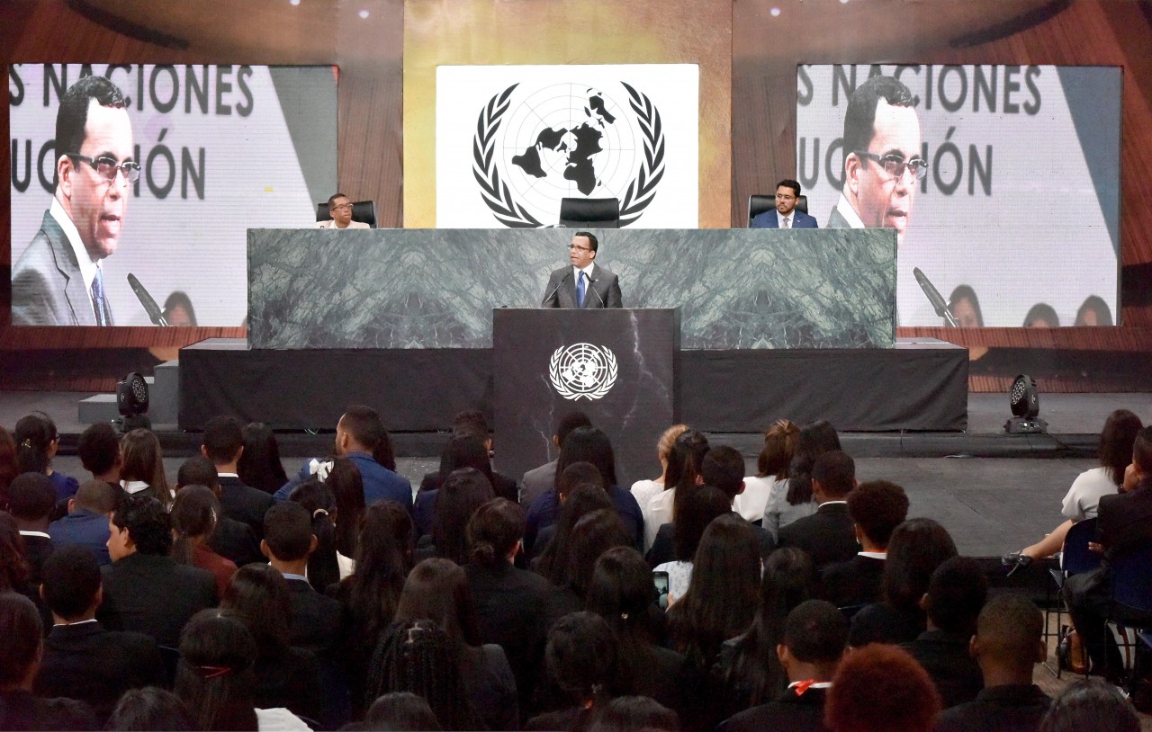  imagen Ministro Andr&eacute;s Navarro desde podium de pie hablando a mas de 700 estudiantes del programa del Modelo de las Naciones Unidas del Ministerio de Educaci&oacute;n 