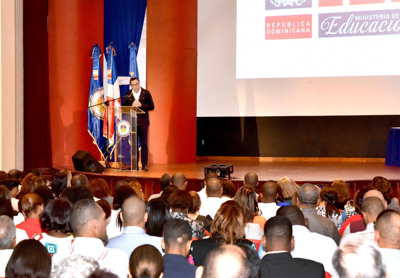  imagen Ministro en podium expone desarrollo de la educaci&oacute;n t&eacute;cnico profesional&nbsp; 