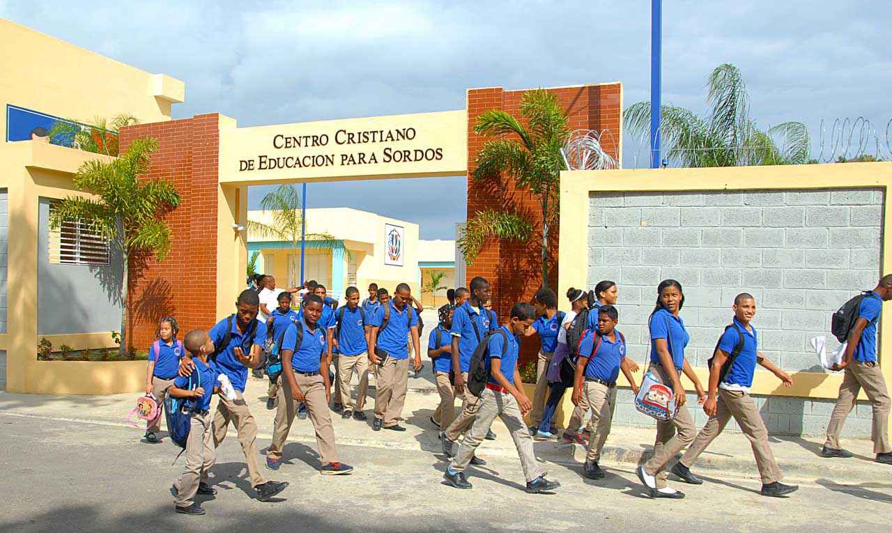  imagen Fotograf&iacute;a tomada mientras grupo de estudiantes del Centro Cristiano de Educaci&oacute;n para Sordos se retiran por la parte frontal del plantel. 
