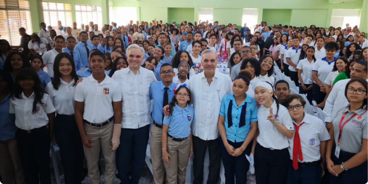  imagen presidente Luis Abinader y el ministro de Educaci&oacute;n, Luis Miguel De Camps, 