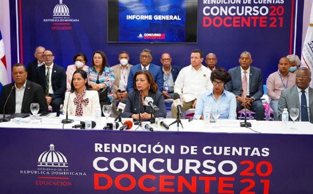  imagen Mesa de honor encabezada por los viceministros Rafael Alc&aacute;ntara, coordinador de la comisi&oacute;n,&nbsp;Ligia P&eacute;rez y Julissa Hern&aacute;ndez, la directora de Gesti&oacute;n Humana, Dilia Sthepanie Ubiera; entre otras personalidades. 