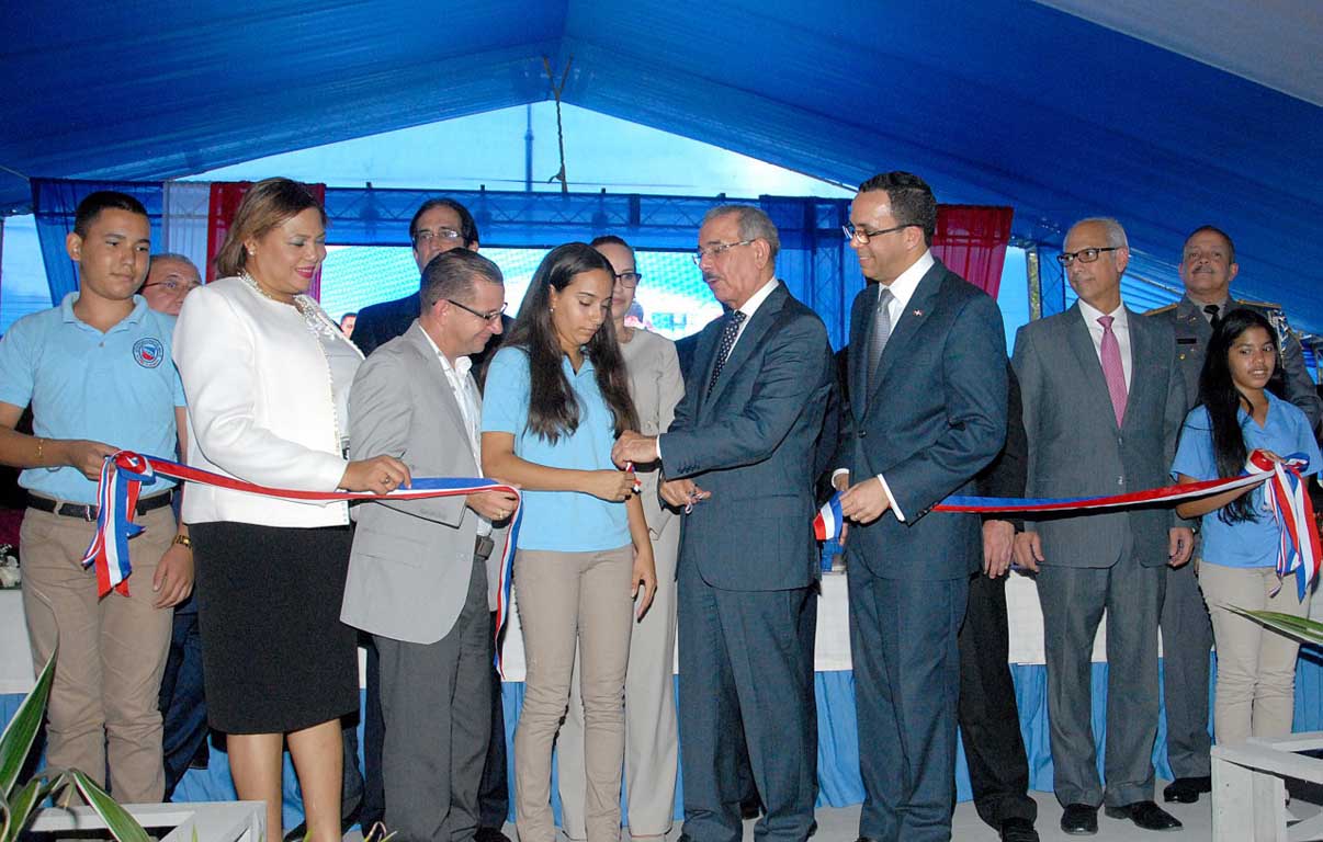  imagen Presidente Danilo Medina entrega a una estudiante trozo de cinta cortada en acto de inauguaraci&oacute;n. A su lado izquierdo Ministro Andr&eacute;s Navarro, entre otras personalidades.&nbsp; 