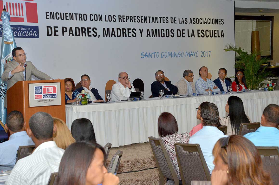  imagen Ministro Andr&eacute;s Navarro &nbsp;encabeza &nbsp;encuentro con los representantes de las APMAE de la Regional 15 de Santo Domingo y Regional 04 de San Crist&oacute;bal. 