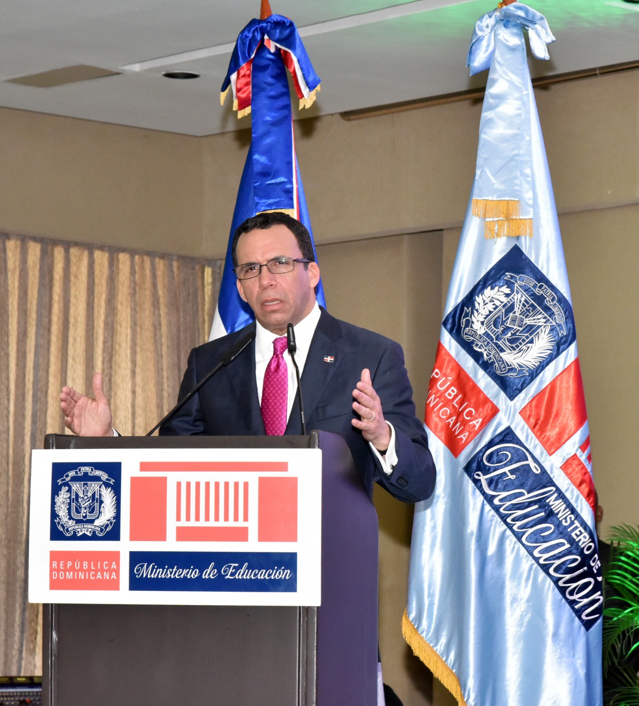  imagen Ministro Andr&eacute;s Navarro en podium informa apertura de &uacute;ltimo proceso de escogencia para nuevos Directores Distritales 