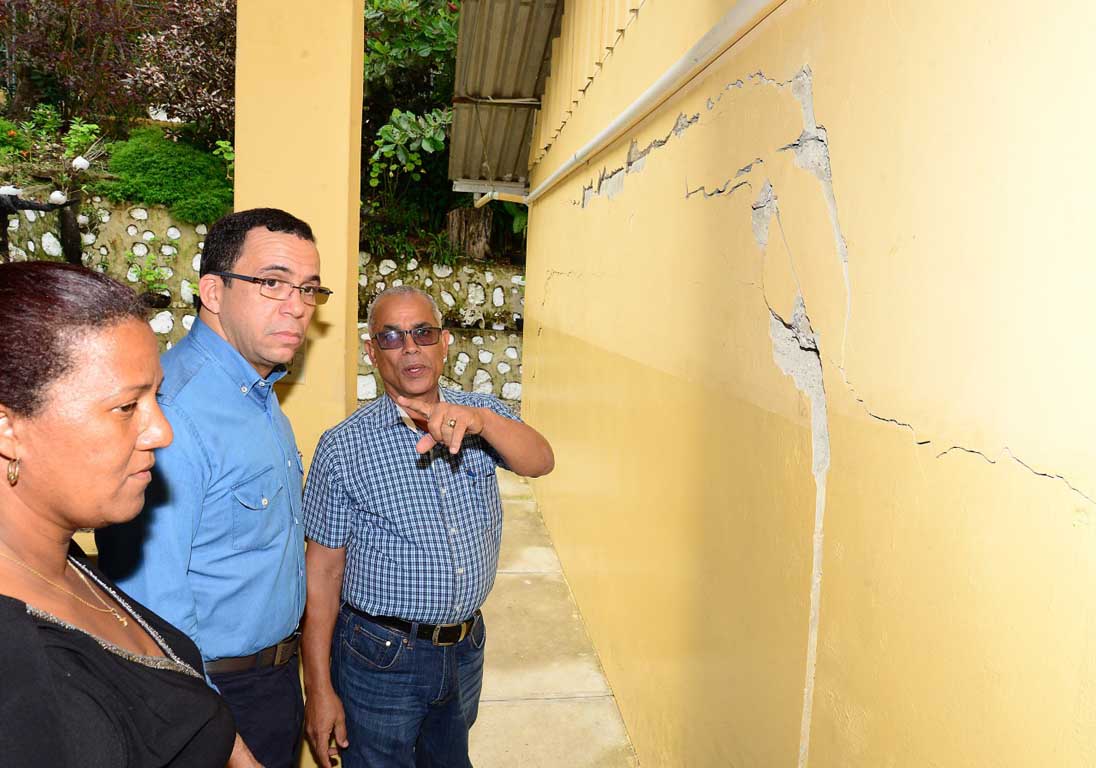  imagen Andrés Navarro ordena demoler Escuela en Los Rincones de Moca por alto riesgo para estudiantes y maestros 