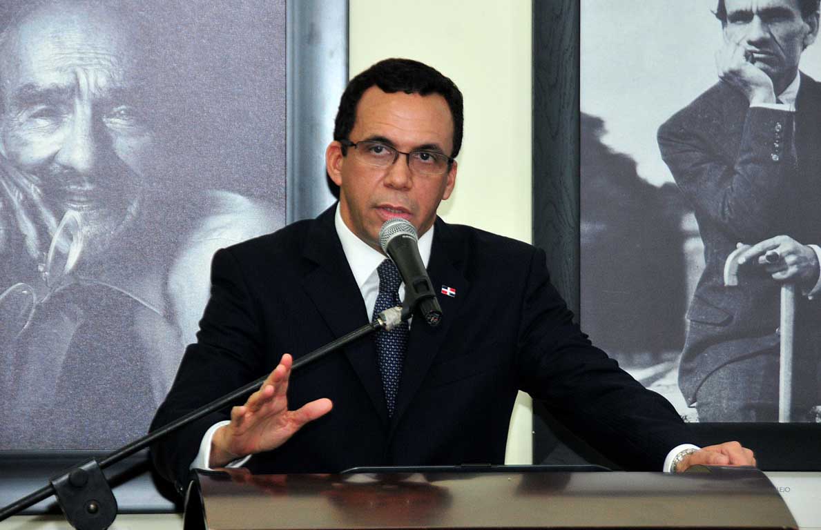  imagen Ministro Andr&eacute;s Navarro dirigiendose a la audiencia. 