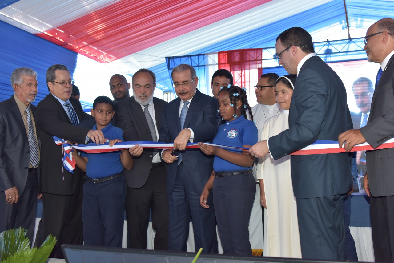  imagen Presidente Medina junto a Ministro Navarro en acto de inauguraci&oacute;n de Centro en Hacienda Estrella. 