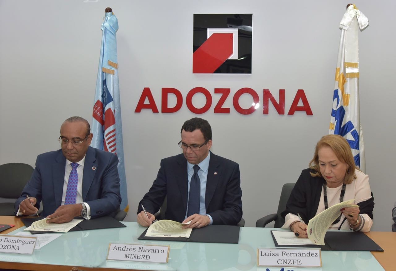  imagen Ministro Andr&eacute;s Navarro sentado firmando acuerdo junto a directivos de ADOZONA 
