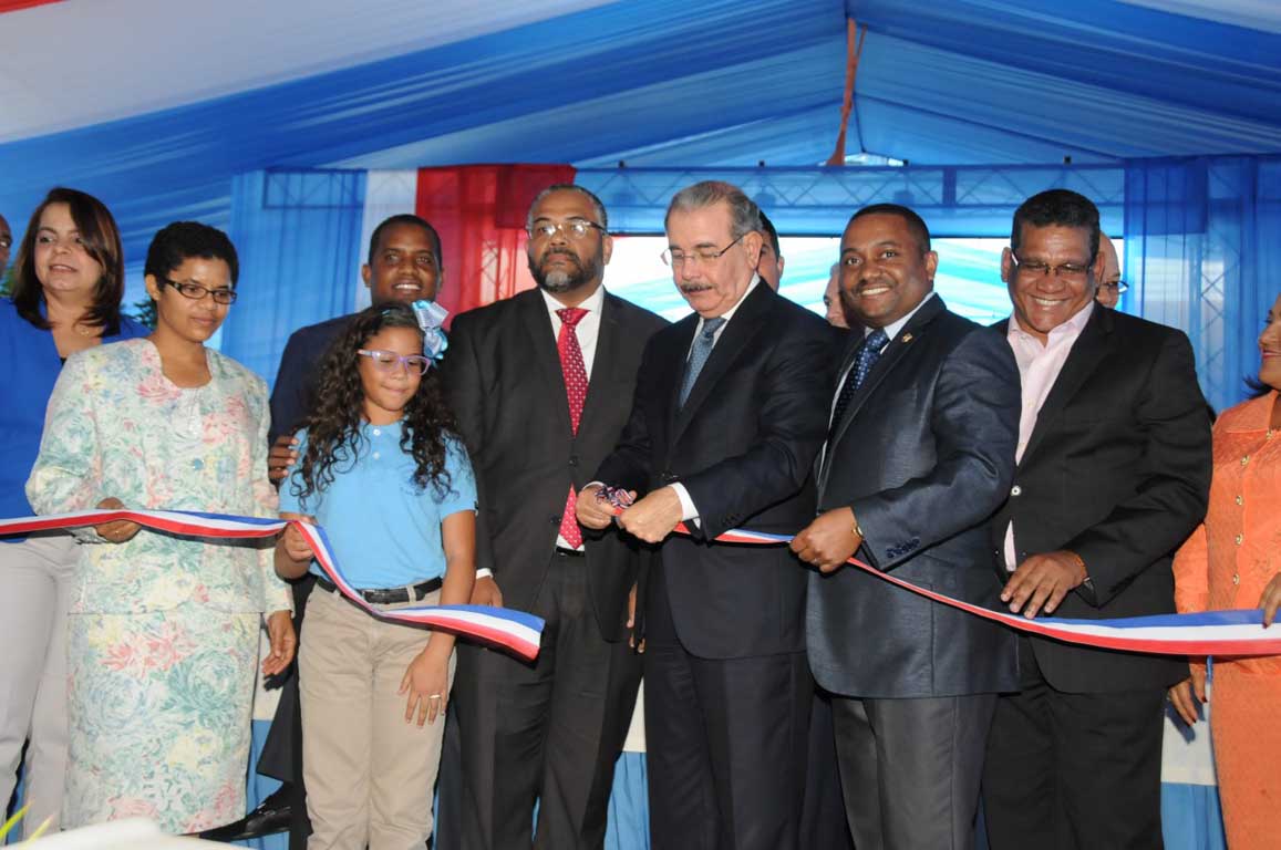  imagen Presidente Danilo Medina entrega centro educativo primario El Ave María, que beneficiará  a 1,015 estudiantes de la comunidad de Sabana Perdida, en Santo Domingo Norte 