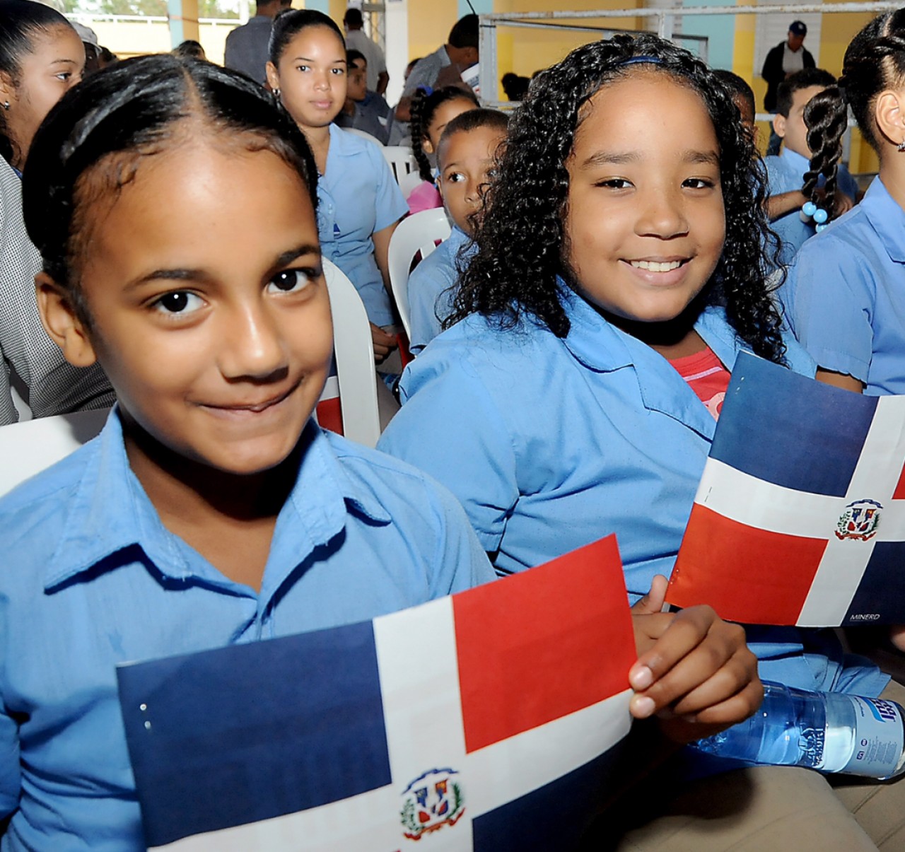  imagen Estudiantes sosteniendo bandera de la Rep&uacute;blica Dominicana durante inauguraci&oacute;n de centros educativos en Santiago&nbsp; 