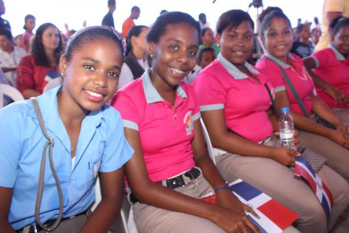  imagen Presidente Medina inaugura una estancia y un liceo en Santiago 