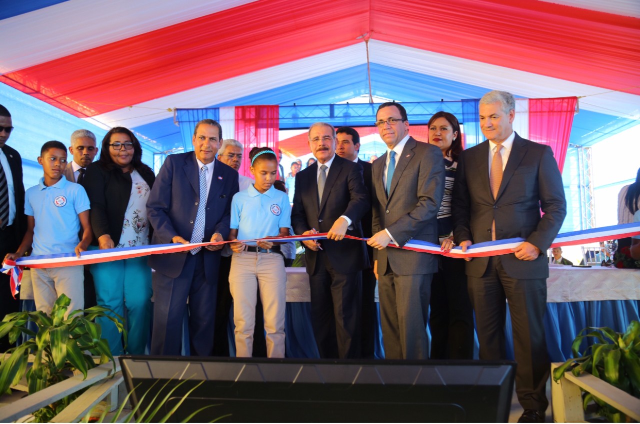  imagen Presidente Danilo Medina junto a Ministro Andr&eacute;s Navarro y dem&aacute;s autoridades educativas cortan cinta dejando inaugurado tres modernos centros escolares en la Romana&nbsp; 