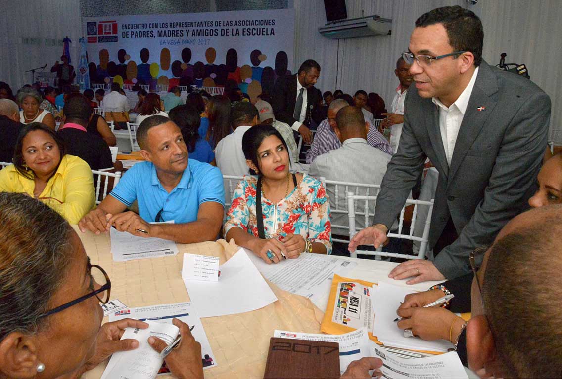  imagen Ministro Andr&eacute;s Navarro visita una de las mesas de los invitados en el encuentro. 