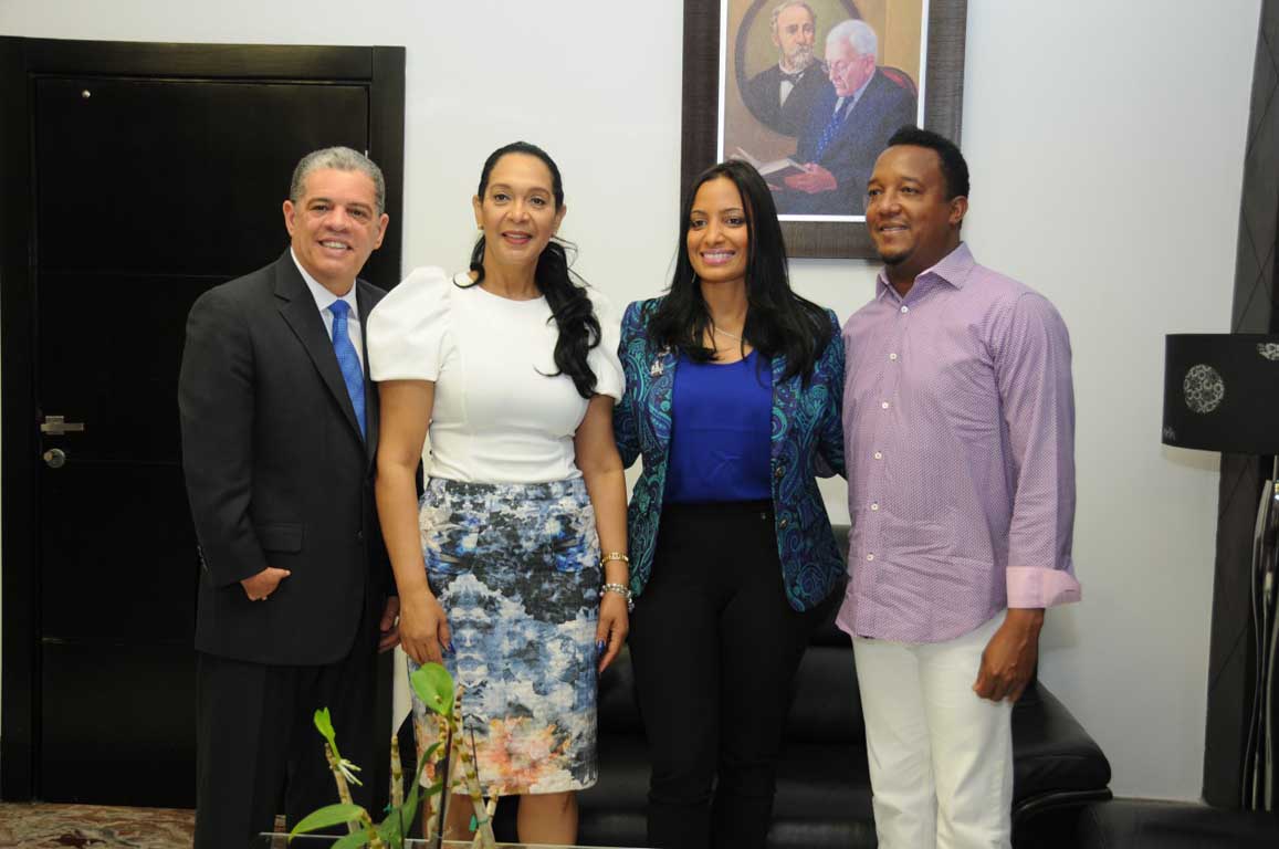  imagen Pelotero Pedro Martínez visita al Ministro Amarante Baret para discutir proyectos educativos 