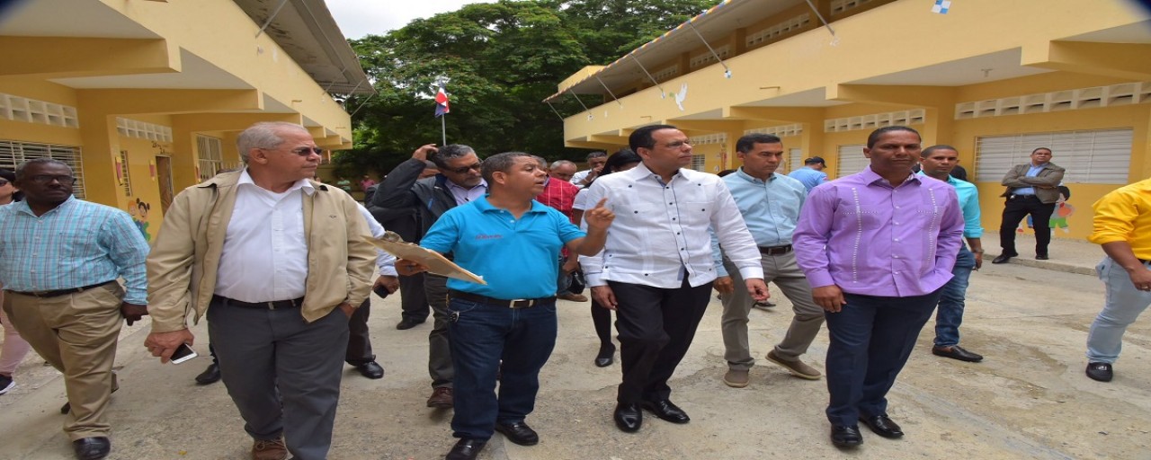  imagen Ministro de educaci&oacute;n Antonio Pe&ntilde;a Mirabal durante recorrido 