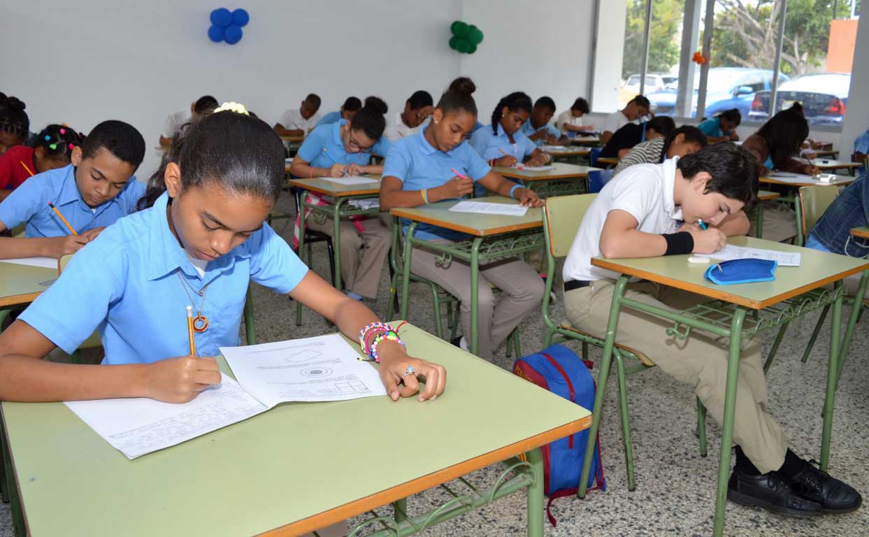  imagen Grupo de estudiantes tomando prueba durante Olimpiada Nacional de Matem&aacute;ticas. 