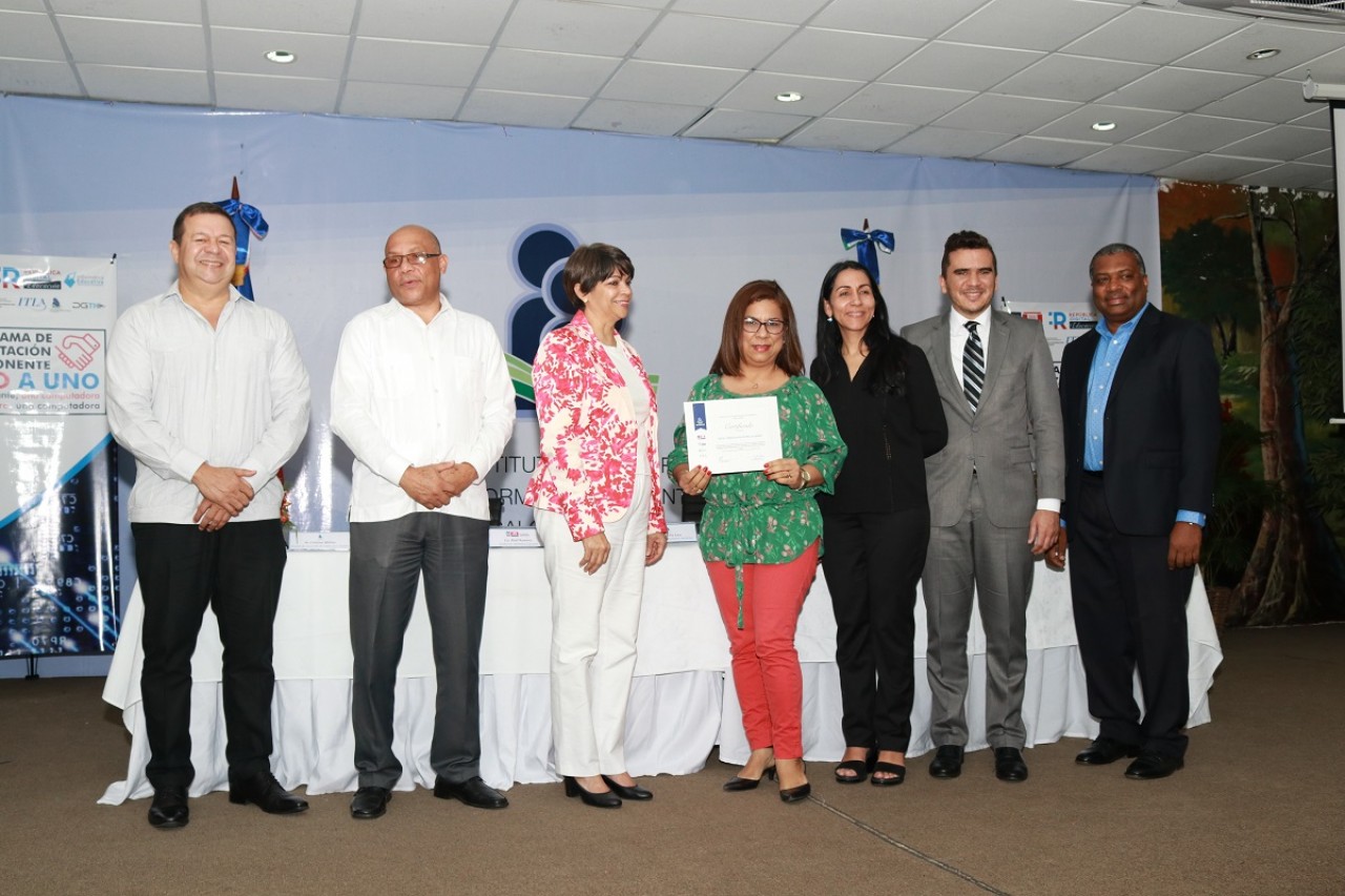  imagen En la actividad estuvieron presentes, adem&aacute;s, Manuel N&uacute;&ntilde;ez &Aacute;lvarez, director general de Tecnolog&iacute;a del MINERD; Ra&uacute;l Ram&iacute;rez, sub-director de Inform&aacute;tica Educativa y coordinador general del programa de Capacitaci&oacute;n, y C&eacute;sar Garnier Mart&iacute;nez Dietsch, coordinador general de equipamiento e infraestructura tecnol&oacute;gica de la&nbsp;Unidad Ejecutora del Componente Educaci&oacute;n Programa Rep&uacute;blica Digital.&nbsp; 