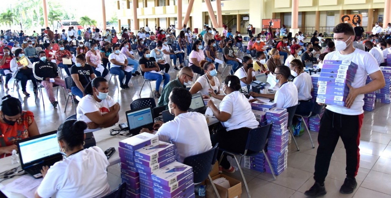  imagen El ministro de Educaci&oacute;n Roberto Fulcar encabezando la entrega de m&aacute;s de 30 mil equipos tecnol&oacute;gicos 