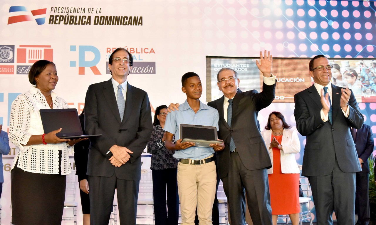  imagen Presidente Danilo Medina junto a Ministros Andr&eacute;s Navarro y Gustavo Montalvo&nbsp;entrega computadores a maestra Therma Caminero y estudiante Jefferson Morillo. 