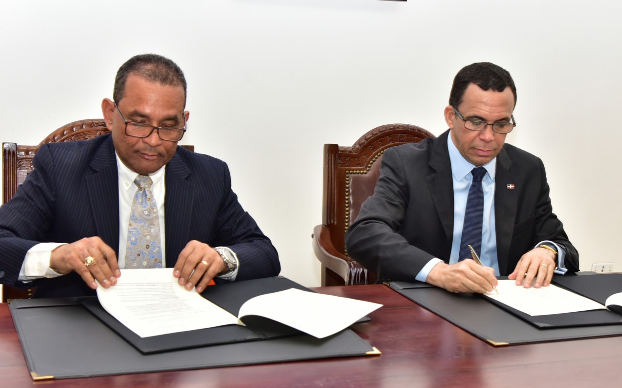  imagen Ministro Andr&eacute;s Navarro firmando acuerdo con ONESVIE 