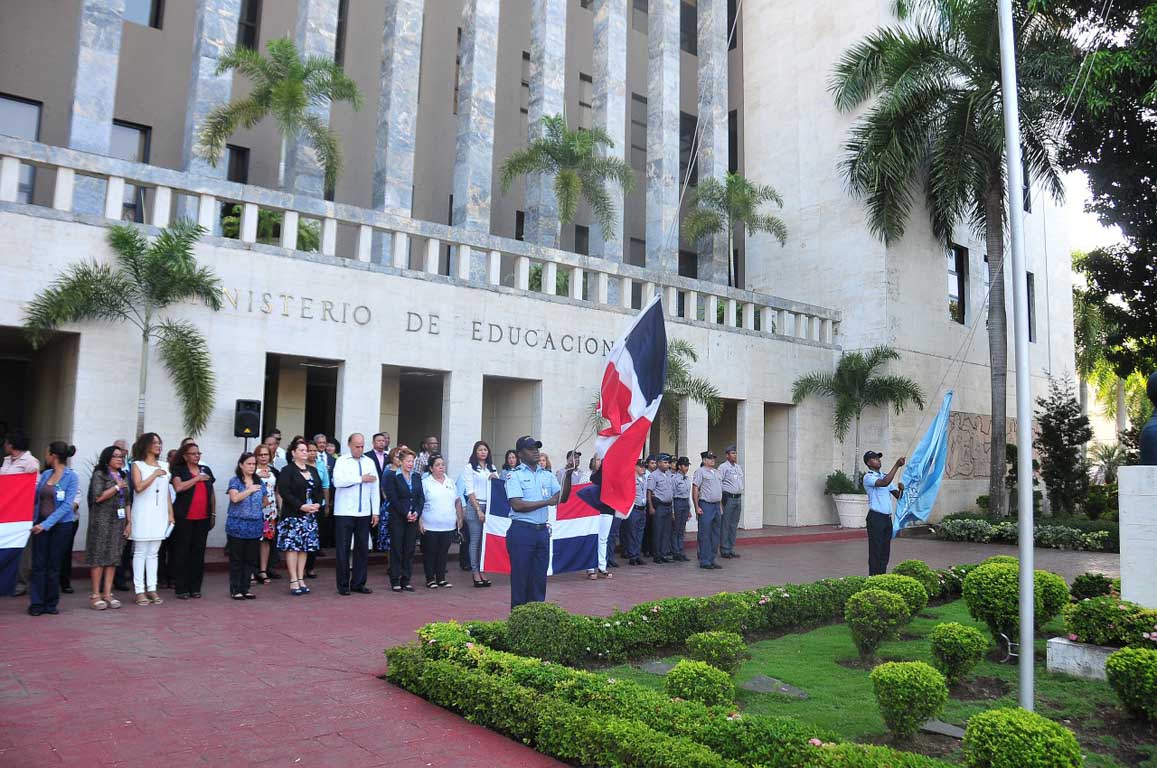  imagen Participantes en reverencia durante izamiento de Bandera. 
