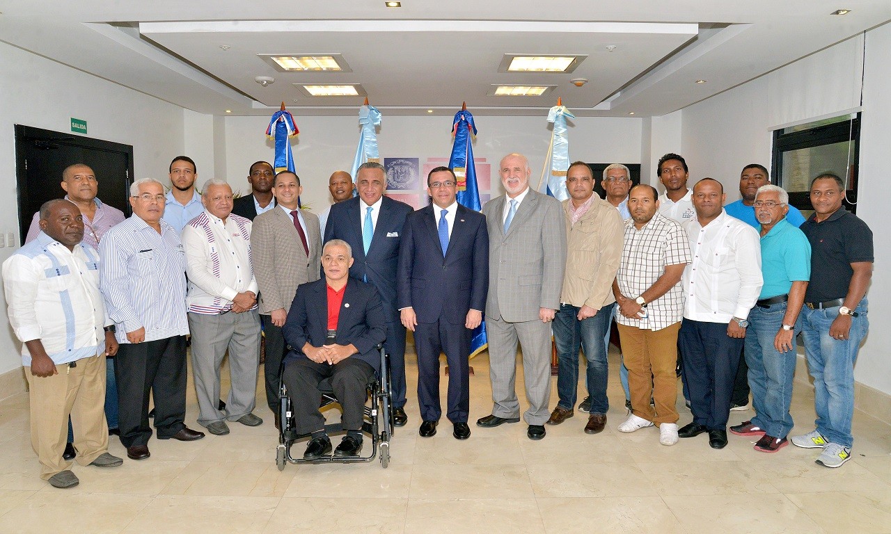  imagen Ministro de Educaci&oacute;n Andr&eacute;s Navarro junto a Comit&eacute; Ol&iacute;mpico Dominicano 