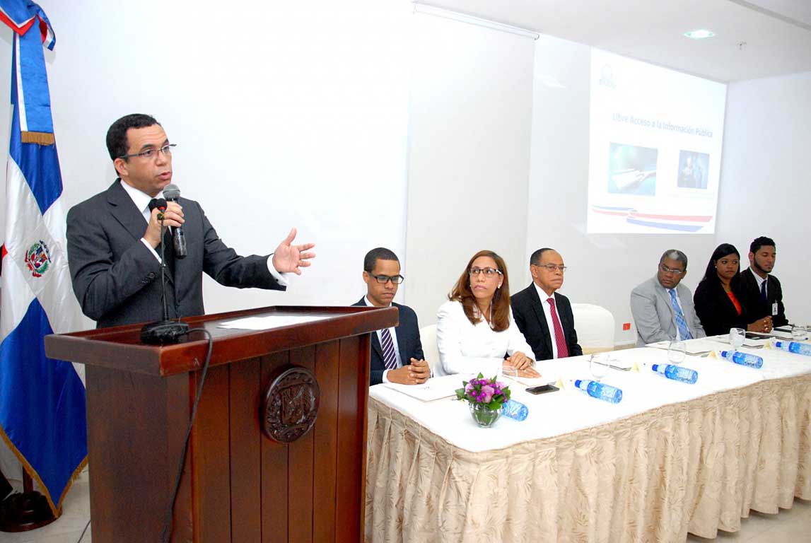 imagen Ministro Andr&eacute;s Navarro se dirige a los viceministros, directores generales y encargados del MINERD en el Taller de Sensibilizaci&oacute;n de Acceso a la Informaci&oacute;n, Transparencia y Datos Abiertos. 