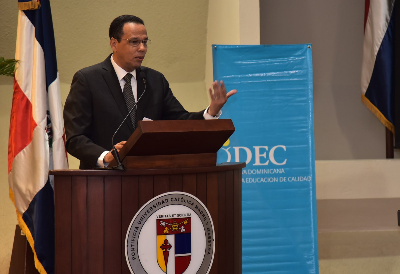  imagen Ministro Antonio Pe&ntilde;a Mirabal Expone ante asistentes de la actividad organizada por Iniciativa Dominicana por una Educaci&oacute;n de Calidad (IDEC). 