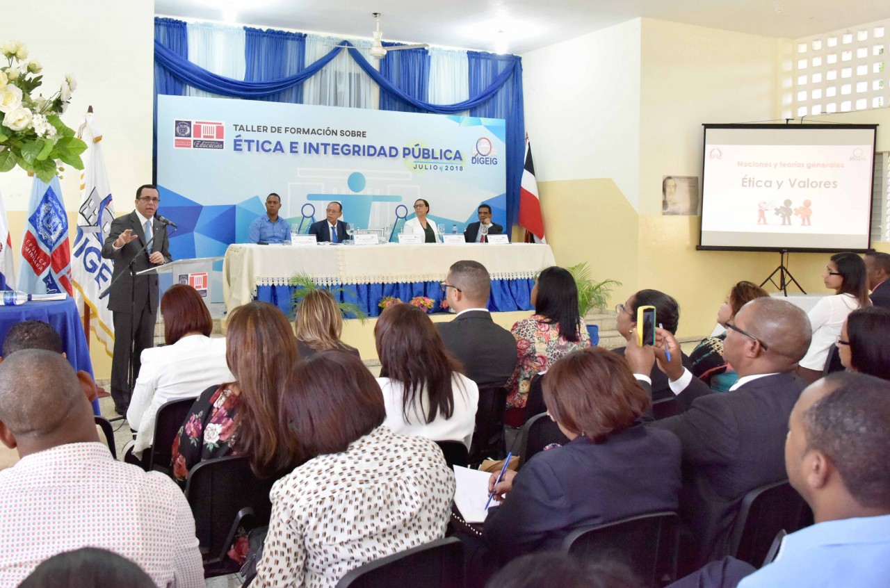  imagen Ministro Andr&eacute;s Navarro hablando de pie desde un podium dirigi&eacute;ndose a Directores Regionales y Distritales del Ministerio de Educaci&oacute;n&nbsp; 