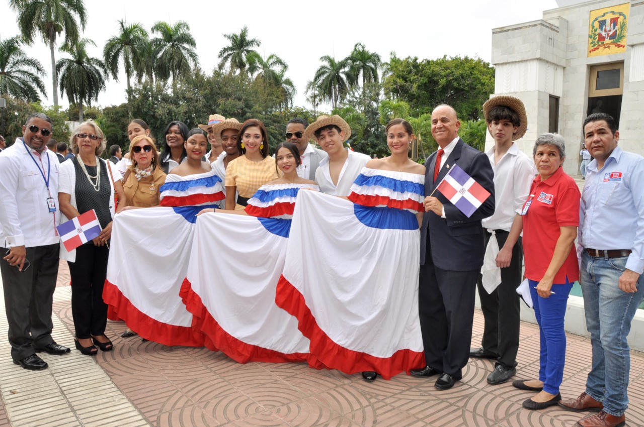  imagen Viceministro de Educaci&oacute;n, Lu&iacute;s de Le&oacute;n y directora general de cultura, Sahahrah Mer&aacute;n compartiendo con participanets del acto conmemorativo. 