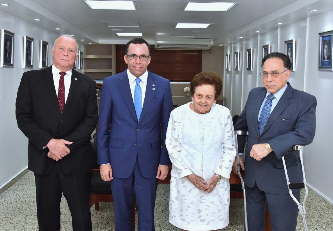  imagen Ministro Andr&eacute;s Navarro de pie junto a directivos de la Asociaci&oacute;n Dominicana de Rehabilitaci&oacute;n&nbsp; 