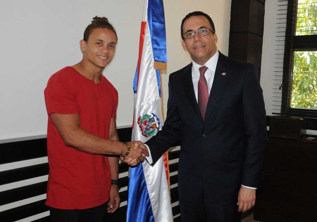 imagen Ministro Andr&eacute;s Navarro estrecha la mano del gimnasta Audrys Nin Reyes. 