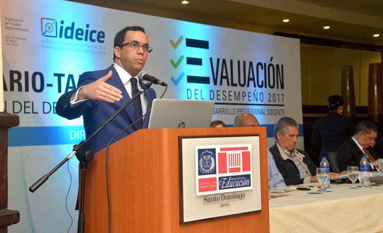  imagen Ministro Andr&eacute;s Navarro se dirige a los presentes en el Seminario Taller&nbsp;&ldquo;Evaluaci&oacute;n del Desempe&ntilde;o Docente 2017&rdquo;. 
