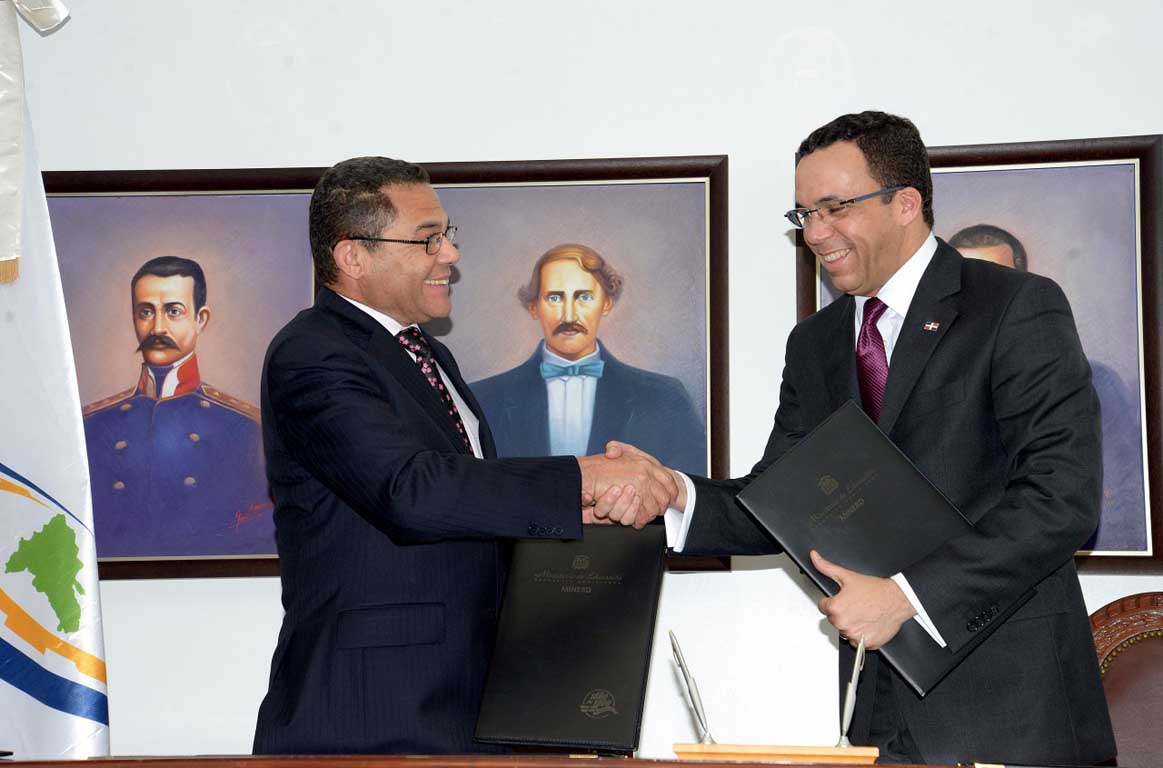  imagen Ministro Andr&eacute;s Navarro y el se&ntilde;or Rafael Ovalles, sonrientes extrechan sus manos. 