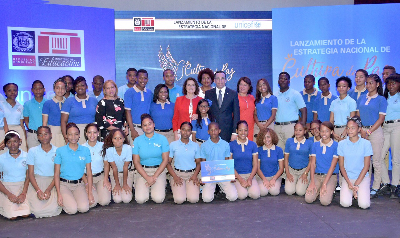  imagen Ministro Andr&eacute;s Navarro a directiva de Unicef y estudiantes representandes de Estrategia Nacional para una Cultura de Paz en las Esucelas 