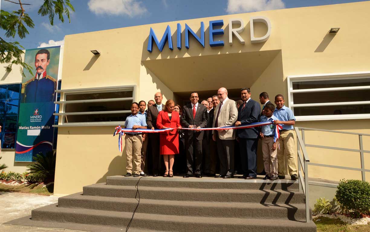  imagen Andr&eacute;s Navarro&nbsp;corta cinta de inauguraci&oacute;ndel pabell&oacute;n del Ministerio de Educaci&oacute;n. 