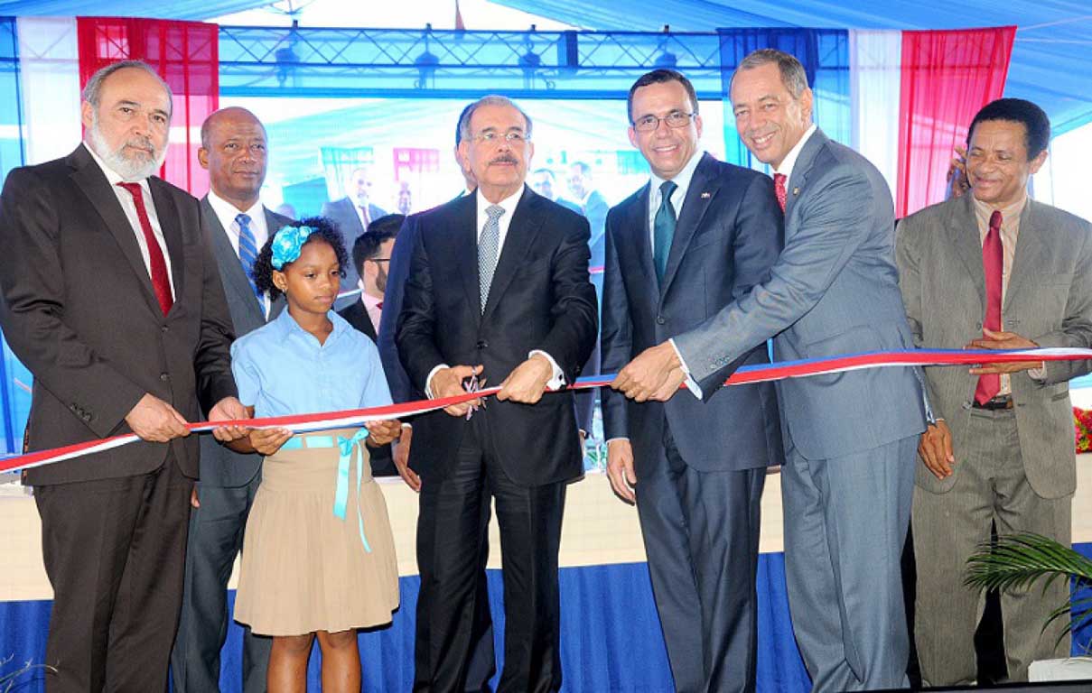  imagen Presidente Danilo Medina, Ministro Andr&eacute;s Navarro, Francisco Pag&aacute;n entre otras personalidades; durante acto de inauguraci&oacute;n. 