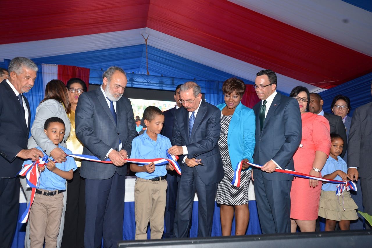  imagen Presidente Danilo Medina corta cinta de&nbsp;centro educativo del nivel primario Emilio Prud&acute;Homme en Boca Chica junto al Ministro de Educaci&oacute;n, Andr&eacute;s Navarro. 